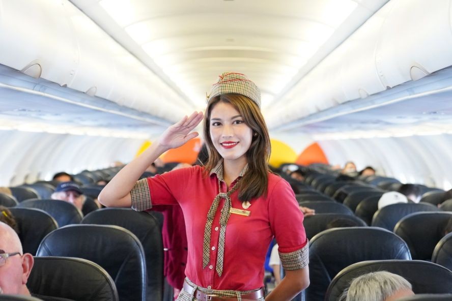 越捷航空的专业、热情乘务员队伍尽心尽力为乘客服务。