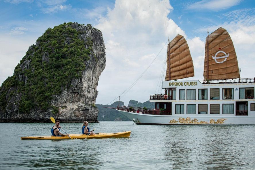 旅游业复苏拉动经济增长。