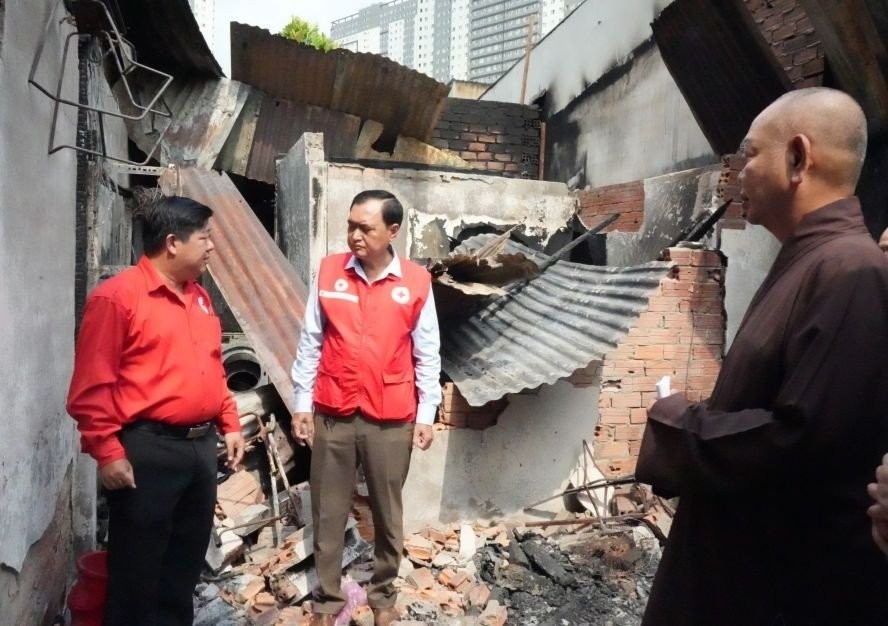 各救助单位勘查被烧毁的屋子。