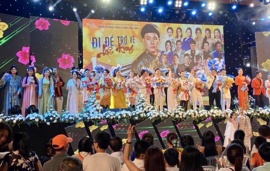 越华歌手同台演出。