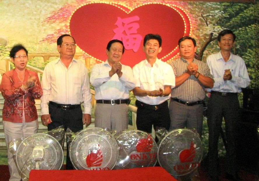 张世豪（左三）与董事、老师汇聚一起。