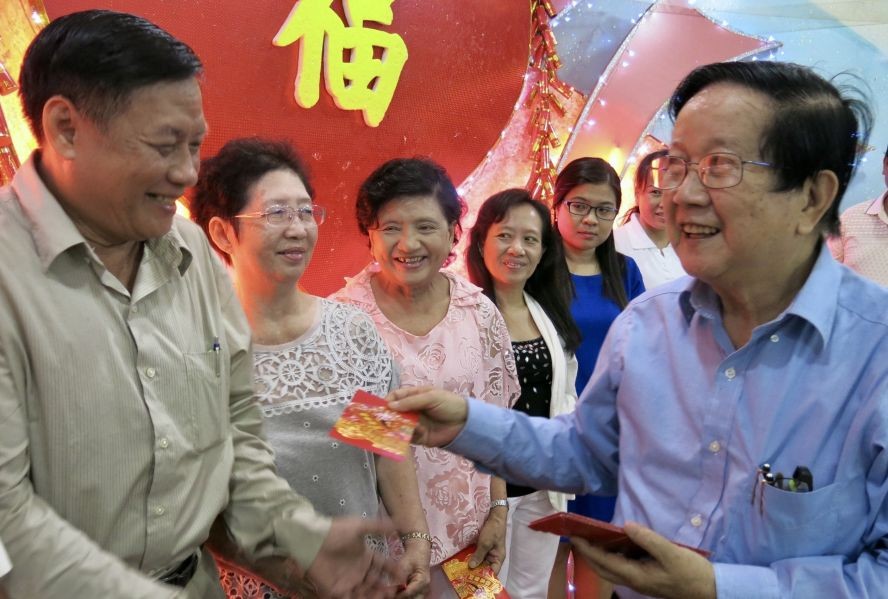 在春聚上，张世豪向老师们发红包。