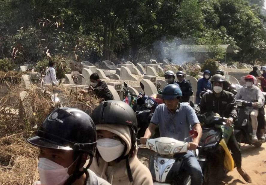 平阳𦰡莜义祠A区人车十分拥挤。