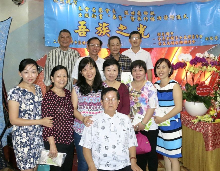 张世豪与学生、同事留影。