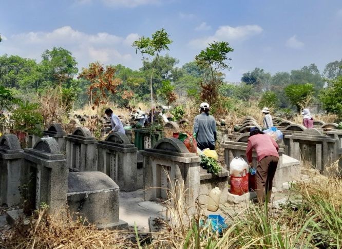 人们顶着烈阳在扫墓。