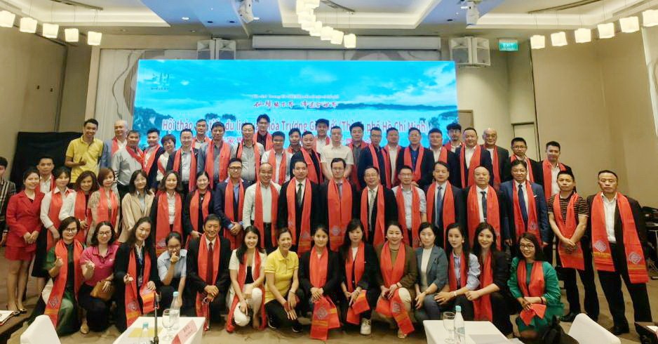 张家界市与本市旅游部门领导、企业代表在促进合作会议上合影。 张家界市与本市旅游部门领导、企业代表在促进合作会议上合影。