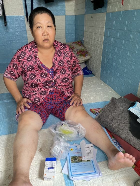 拾荒患病外婆养两孙