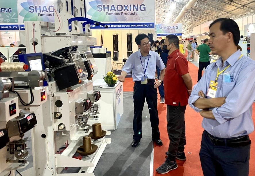 观众参观展览。 观众参观展览。