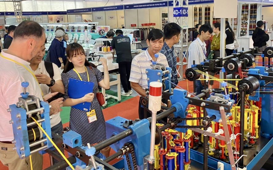 观众参观展览。 观众参观展览。