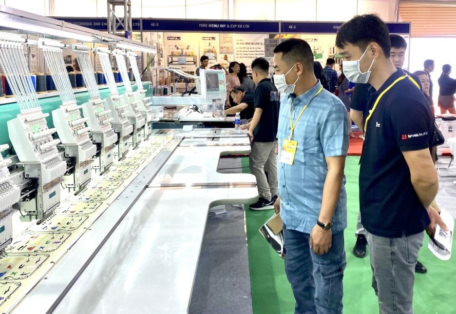 观众参观展览。 观众参观展览。