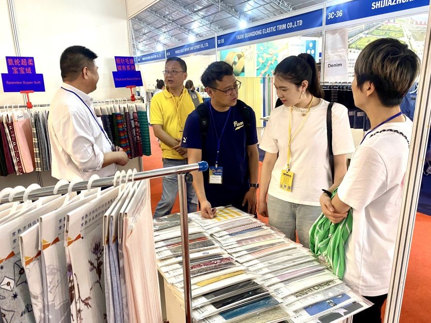 观众参观展览。 观众参观展览。