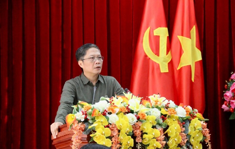 中央经济部长陈俊英在会议上发表讲话。(图:德草)