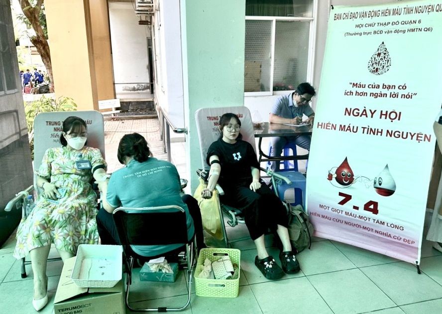 志愿者热情捐血。