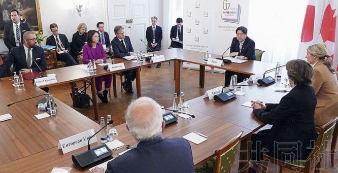 日本外相林芳正(右后方)出席G7外长会议。2月摄于德国慕尼黑。(图:共同社)