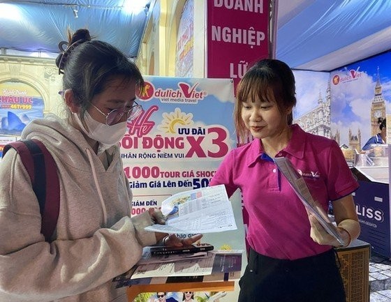 游客在旅游盛会上了解资讯。(图:VTV)