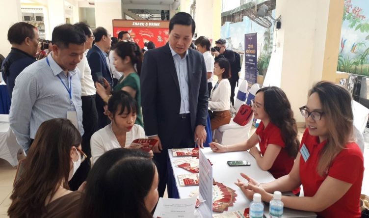 应征者与企业单位代表直接交流。