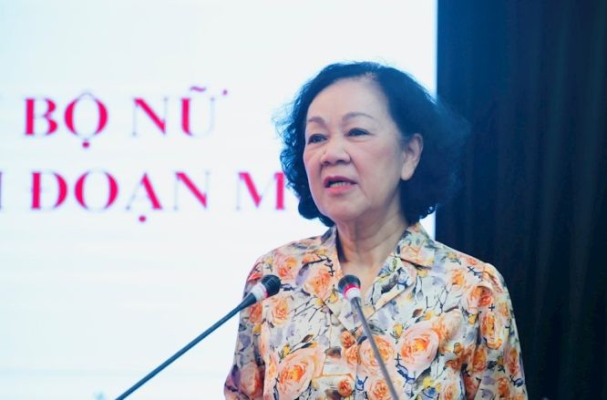 中央组织部长张氏梅在会议上发表讲话。(图:市党部新闻网)