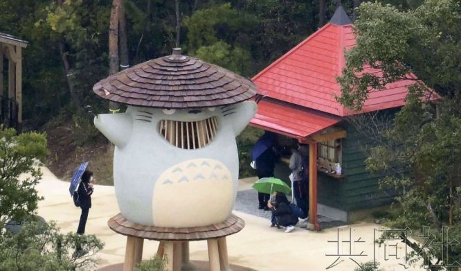 吉卜力公园的龙猫木制玩具。(图:共同社)