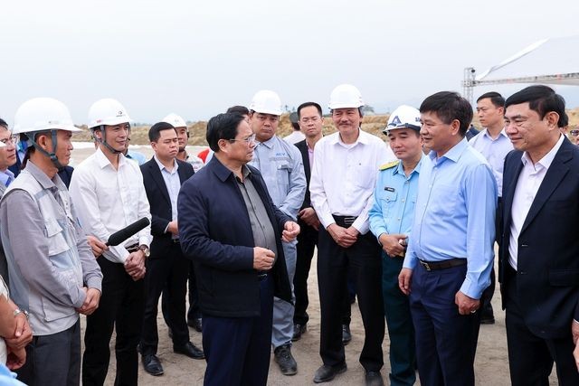 政府总理范明政检查奠边府航空港扩建项目。(图:VGP)
