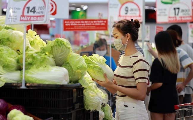 消费者在超市选购大白菜。(图:H.N)
