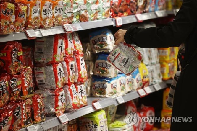 一超市方便面货架。（图：韩联社）