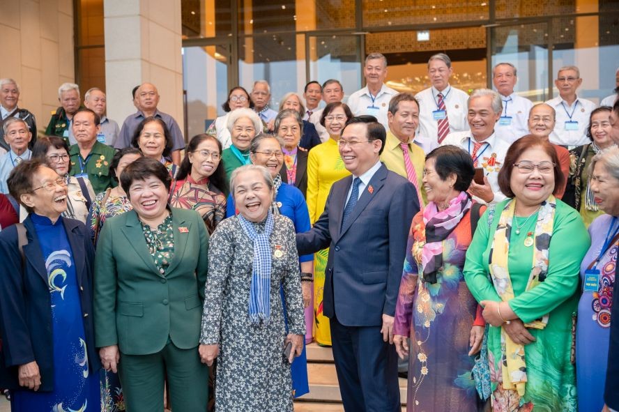国会主席王廷惠(前中)同代表团亲切交谈。(图:国会)