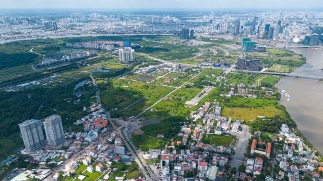 从第一郡白腾码头方向拍摄的守添新都市区（守德市）。