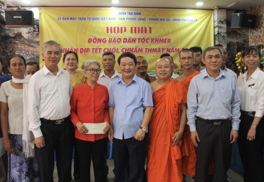 党中央委员、民族委员会主任侯亚令部长（中）和本市领导与高棉族具威信者合照留念。