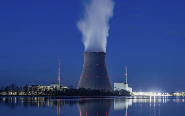 当地时间2023年4月5日,德国巴伐利亚,水蒸气从伊萨尔2号核电站的冷却室上升。(图:视觉中国)