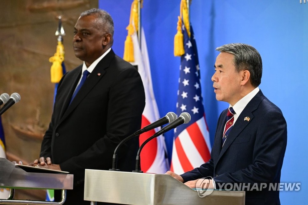 1月31日,在位于首尔市龙山区的国防部大楼,韩国国防部长官李钟燮(右)和美国国防部长劳埃德·奥斯汀在联合记者会上发言。(图:韩联社)