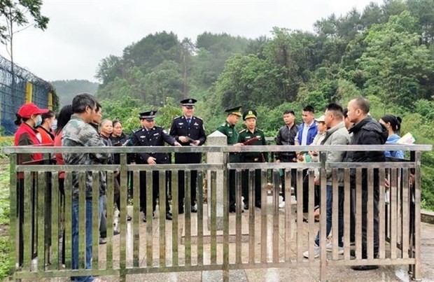为双边边境民众宣传法律法规。(图:越通社)