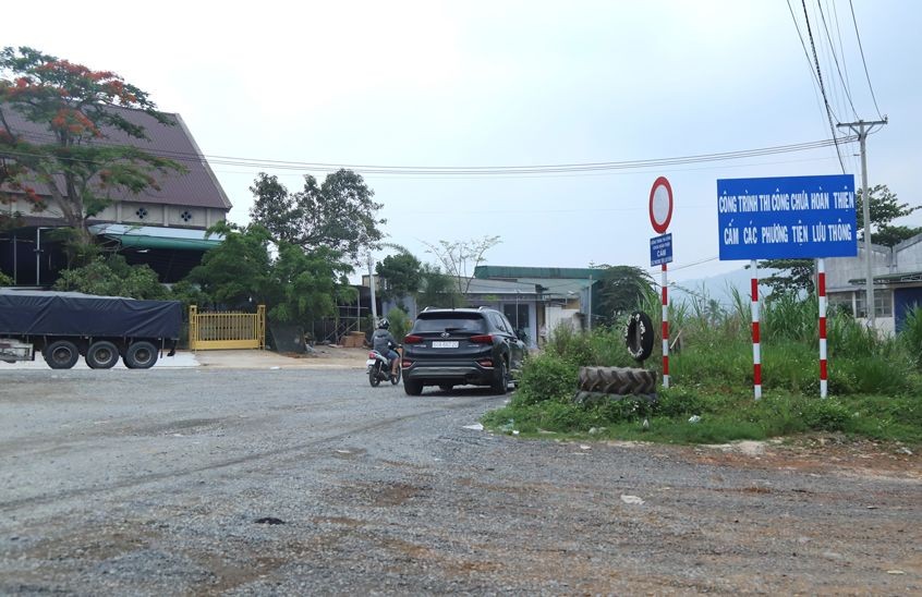 禁止车辆流通警示牌被安放在保禄市南面的绕道入口处。(图:林同报)