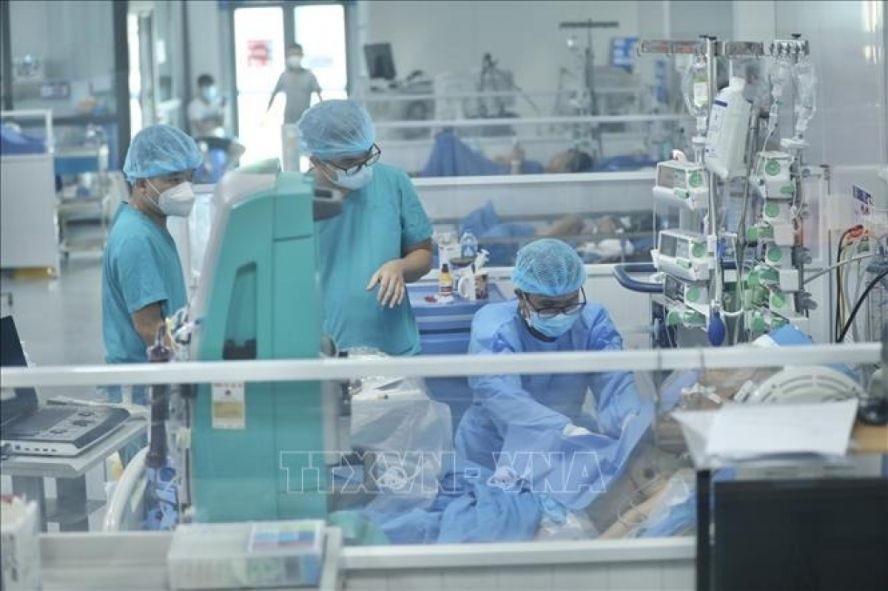 医护队伍在救治一名重症新冠肺炎患者。(图:越通社)