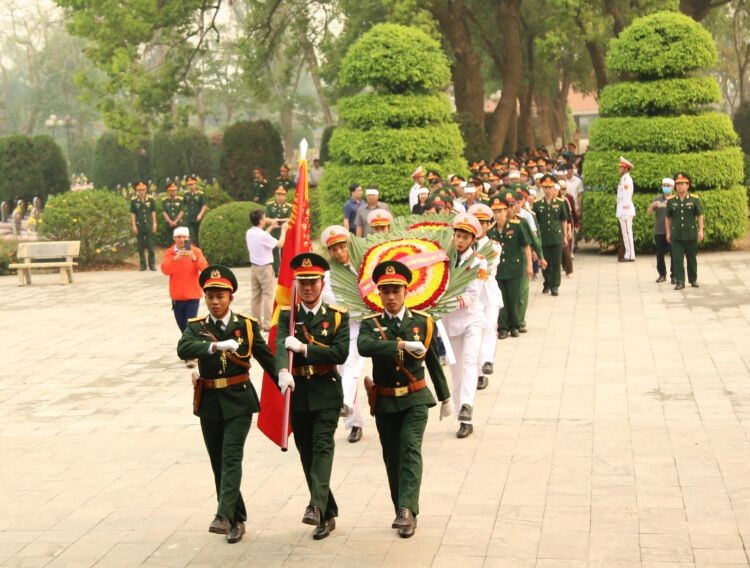 烈士骸骨追悼及安葬仪式场面十分庄严肃穆。(图:德幸)