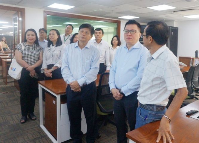 黎明国同志与工作团前往视察本市新闻中心。(图:人民报)