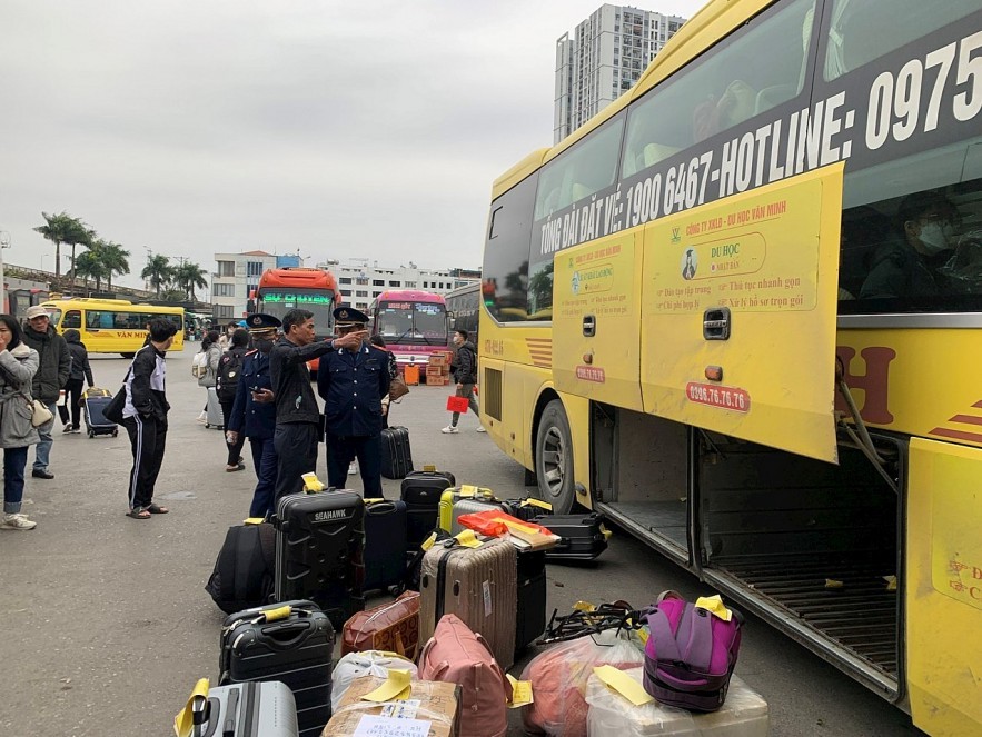 交通运输部:客车启程前,严密检查车辆与司机安全条件,提醒车上乘客系上安全带。(图:TL)