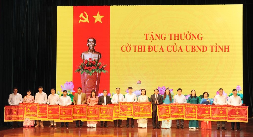 高平省人委会主席黄春映向先进模范颁赠出色竞赛锦旗。(图:高平报)