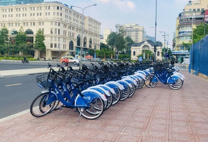 图为第一郡黎利街上的公共自行车站点。(图:杜鸾)