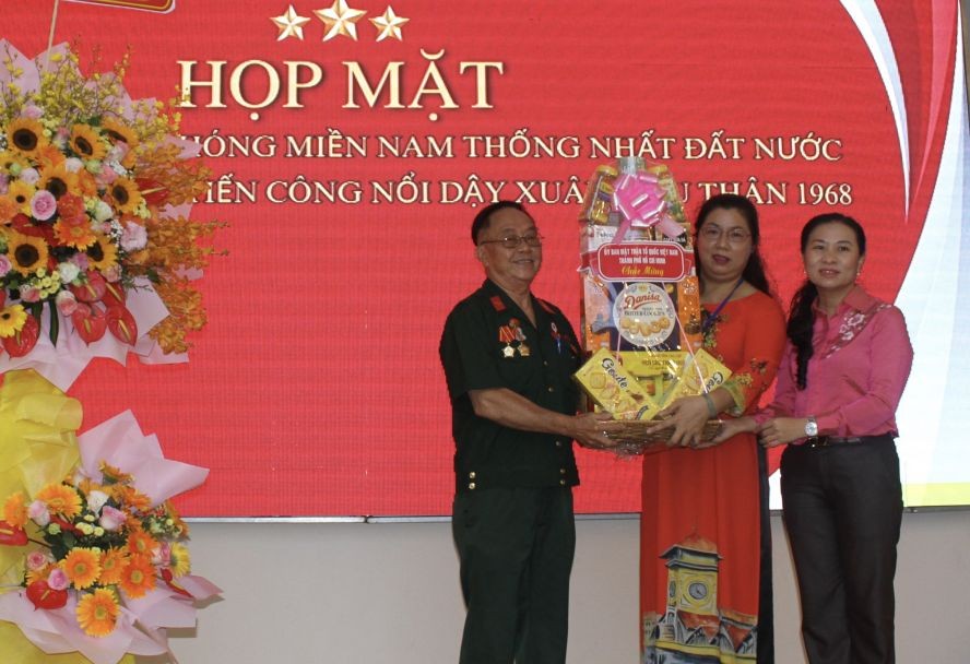 市越南祖国阵线委员会副主席潘娇清香(右一）向市华运武装力量联络组赠送礼物。
