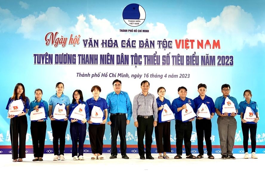 向贫困民族青年赠送礼物。