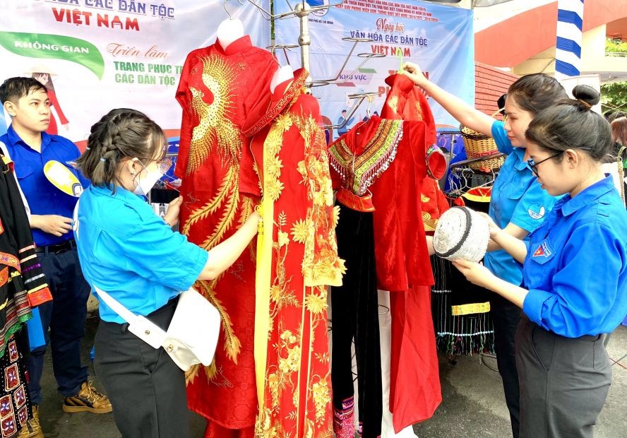 青年参观民族服饰展。