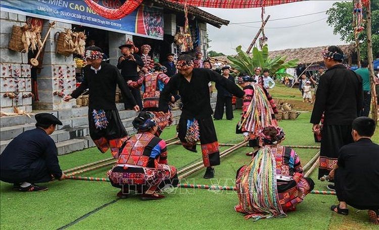 竹竿舞是我国西北山区蒙族同胞的传统游戏之一。(图:越通社)