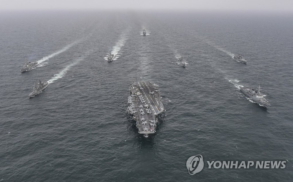 4月4日,在济州道以南公海上,隶属于韩美海军和日本海上自卫队的多艘舰艇联合实施海上演训。 (图:韩联社)