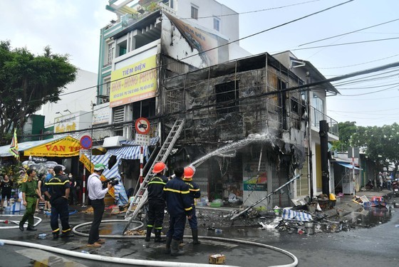 迪石市某烤鸭店失火
