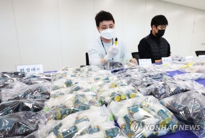 4月7日,在京畿道水原地方检察厅,工作人员展示检方所查扣的毒品。(图:韩联社)