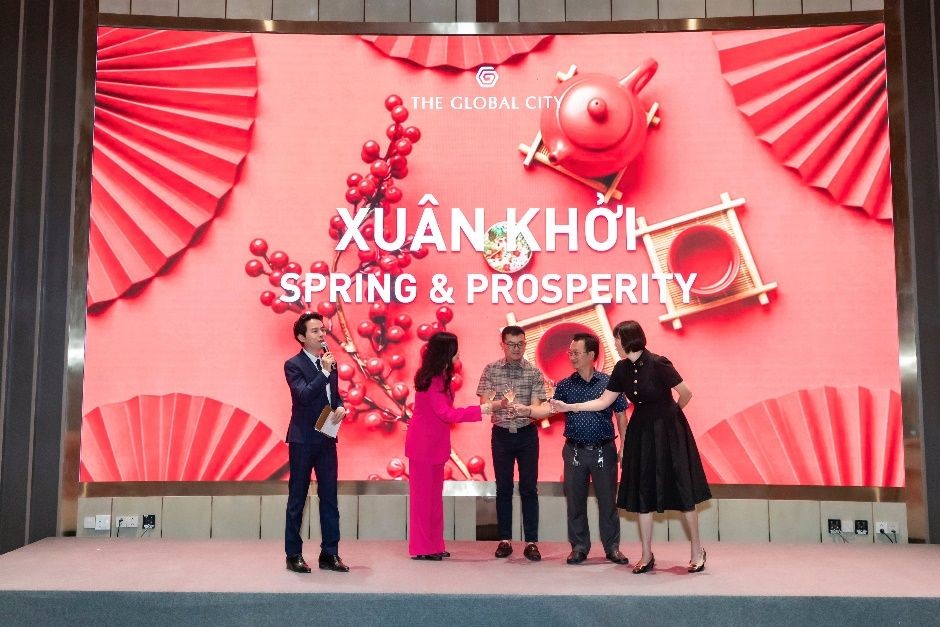 Masterise Homes代表人及嘉宾正共同举杯祝贺越南华人商业社群的发展 Masterise Homes代表人及嘉宾正共同举杯祝贺越南华人商业社群的发展