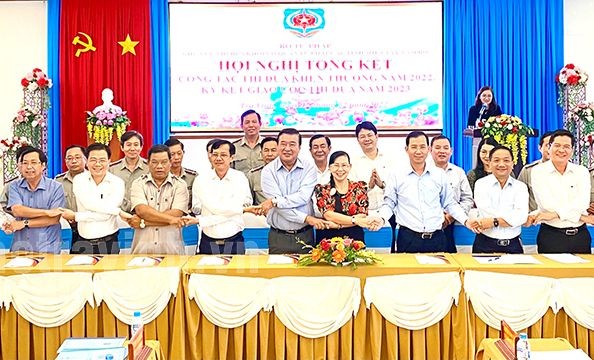 南部西区各省司法厅领导签署2023年竞赛运动协议后以花式握手合照。(图:茶荣报)