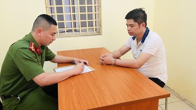 杀人嫌犯张越雄在公安派出所向调查员供述其犯罪过程。（图：清霞）