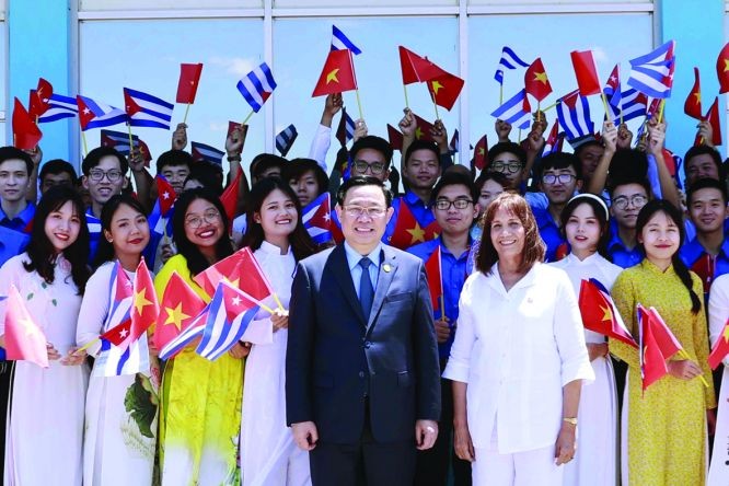 国会主席王廷惠和在古巴的越南人社群与留学生。(图:越通社)