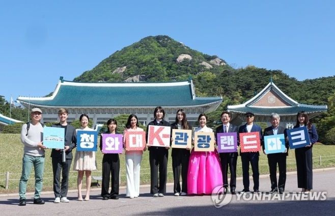 图为文化体育观光部长官朴普均(右四)等人士合影留念。(图:韩联社)